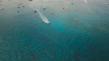 Denizde hava görünümünü sürat teknesi. Boracay Adası, Filipinler.
