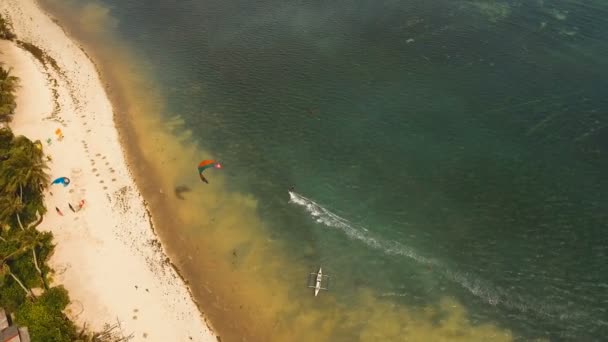 Kitesurfen op eiland Boracay en Bulabog Boracay island Filippijnen. — Stockvideo