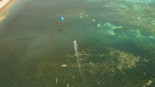 Kitesurfen auf den Inseln Boracay und Bulabog Boracay auf den Philippinen. — Stockvideo