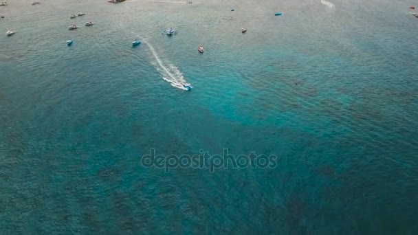 Bateau à moteur sur la mer, vue aérienne, île de Boracay, Philippines . — Video