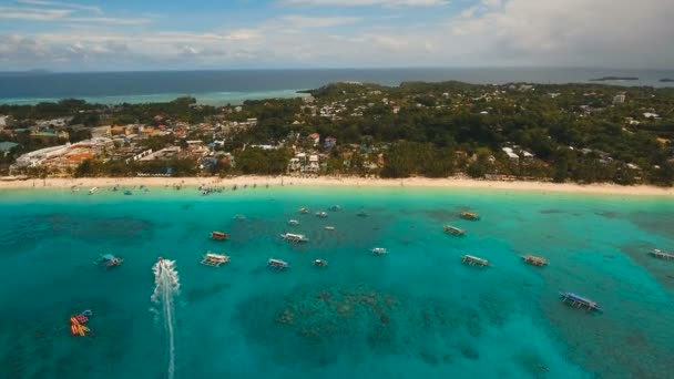 Вид с воздуха красивый пляж на тропическом острове. Остров Боракай. — стоковое видео