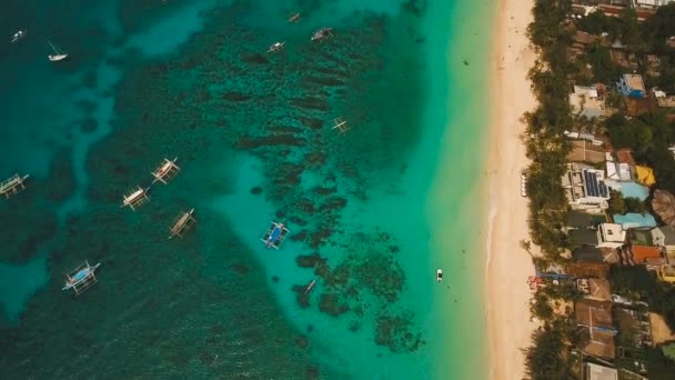 Vista aérea bela praia na ilha tropical. Ilha de Boracay Filipinas. — Vídeo de Stock