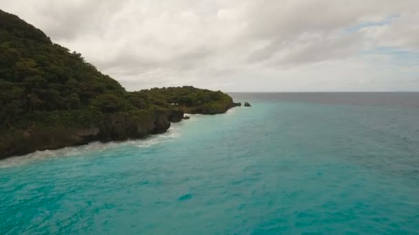Kust de zee in stormachtig weer. Luchtfoto uitzicht: Boracay island Filipijnen. — Stockvideo