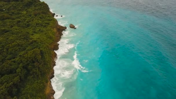 Kust hav i stormigt väder. Aerial view: Boracay island Filippinerna. — Stockvideo