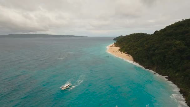 Widok z lotu ptaka piękna plaża na tropikalnej wyspie. Wyspa Boracay Filipiny. — Wideo stockowe
