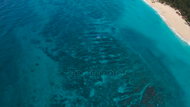 Velero en mar azul. Isla de Boracay Filipinas. — Vídeo de stock