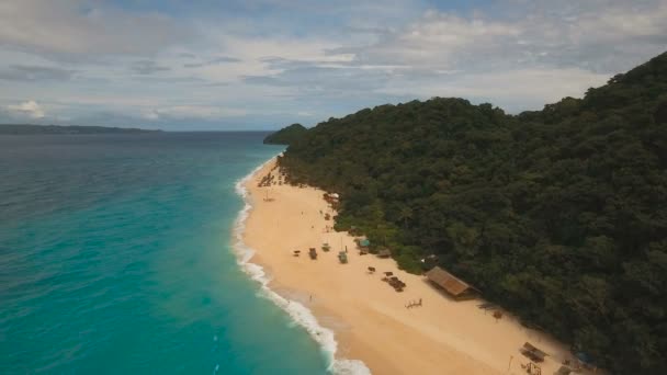 Uitzicht vanuit de lucht prachtig strand op tropisch eiland. Boracay eiland Filippijnen. — Stockvideo