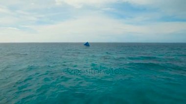 Mavi denizde yelkenli. Filipinler Boracay Adası.
