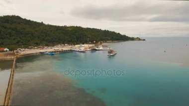 Deniz yolcu feribot liman havadan görünümü. Camiguin Island, Filipinler.