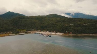 Deniz yolcu feribot liman havadan görünümü. Camiguin Island, Filipinler.