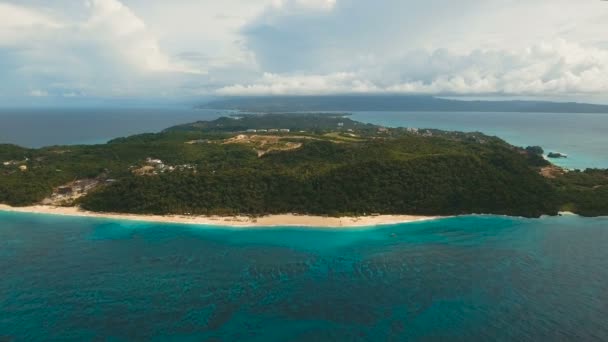 Letecký pohled krásná pláž na tropickém ostrově. Boracayský ostrov Filipíny. — Stock video