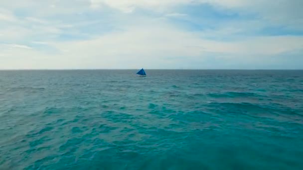 Zeilboot in blauwe zee. Boracay eiland Filippijnen. — Stockvideo