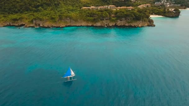 Kapal layar di laut biru. Pulau Boracay Filipina. — Stok Video