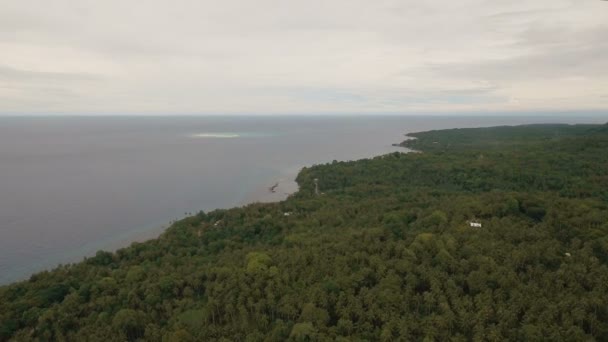 空中では、熱帯の島の美しい海岸線を表示します。フィリピン カミギン島. — ストック動画