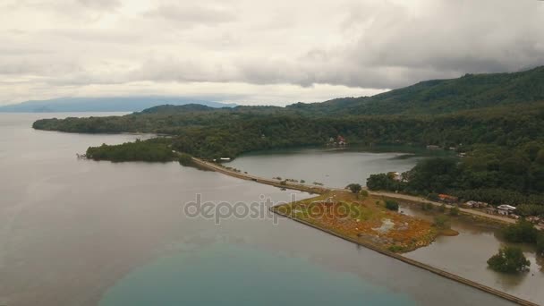 Vista aérea hermosa costa en la isla tropical. Isla de Camiguin Filipinas . — Vídeo de stock