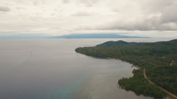 Letecký pohled krásné pobřeží na tropickém ostrově. Camiguin island Filipíny. — Stock video