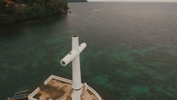 Католический крест в море . — стоковое видео