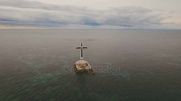 Католицький хрест у морі . — стокове відео