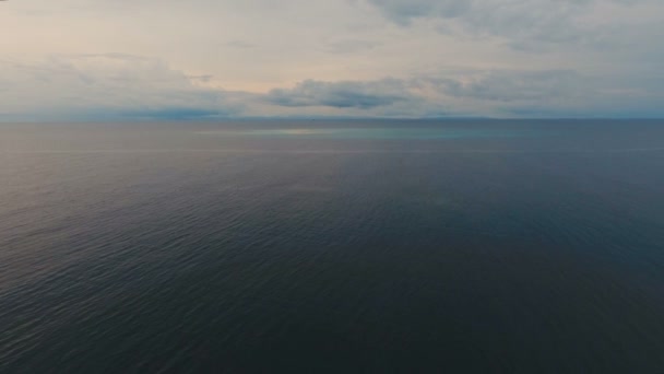 Vista aérea hermosa playa en la isla tropical. Isla de Camiguin Filipinas . — Vídeos de Stock