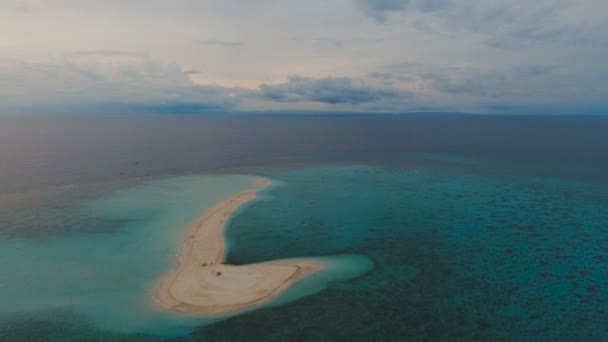 美しい空撮は、熱帯の島をビーチします。フィリピン カミギン島. — ストック動画