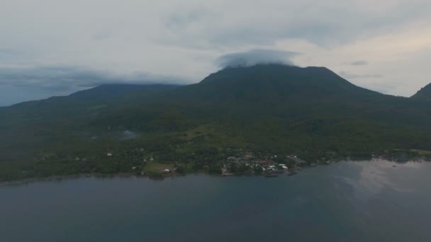 Letecký pohled krásné pobřeží na tropickém ostrově. Camiguin island Filipíny. — Stock video