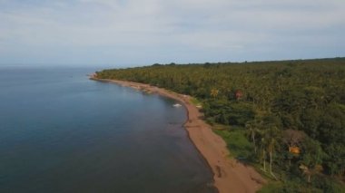 Anteni ile volkanik kum plaj tropikal adada güzel sahil şeridi görüntüleyin. Camiguin Adası Filipinler.