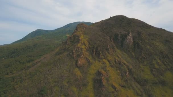 Trópusi erdő, a hegyek között. Camiguin sziget Fülöp-szigetek. — Stock videók