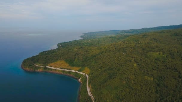Letecký pohled krásné pobřeží na tropickém ostrově. Camiguin island Filipíny. — Stock video