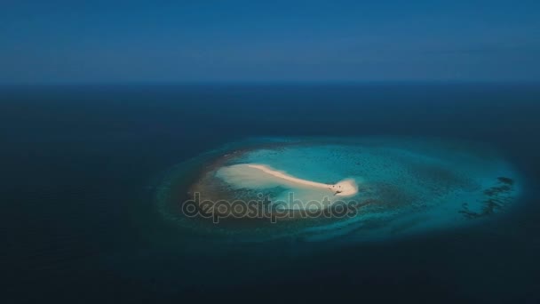 Vista aérea hermosa playa en la isla tropical. Isla de Camiguin Filipinas . — Vídeo de stock