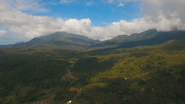Montagne con foresta tropicale. Isola di Camiguin Filippine . — Video Stock