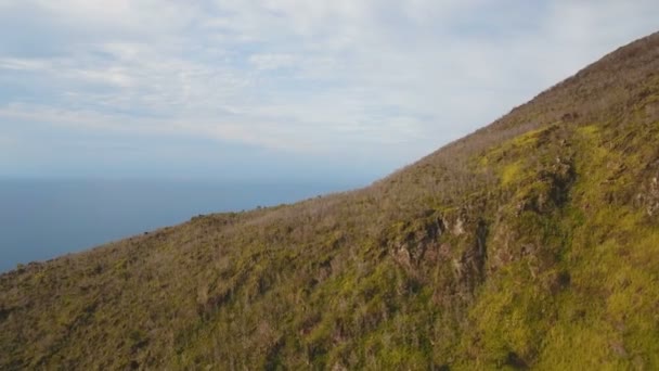 Деревья и растительность на склоне горы. Камигинский остров Филиппины . — стоковое видео