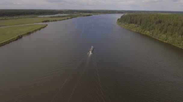 Luchtfoto uitzicht: rivier schip op de rivier. — Stockvideo