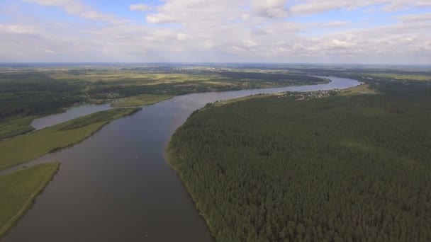 Landschaft des Feldes, Fluss.Luftaufnahme. — Stockvideo