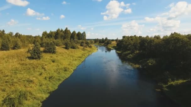 Flug über den Fluss. Luftbild. — Stockvideo