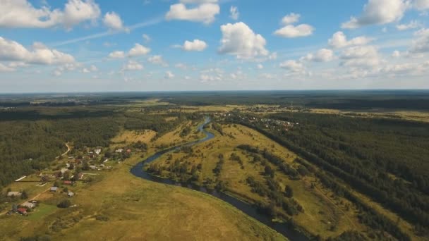 Flug über den Fluss. Luftbild. — Stockvideo