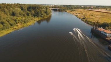 Nehirde sörf yapan Wakeboardcu..