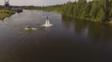 Nehirde uçan sörf tahtası sürücüsü..