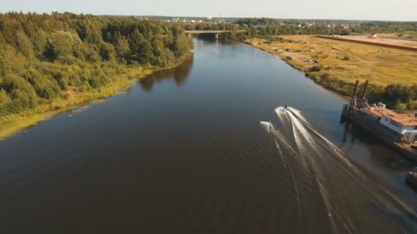 Wakeboarder szörfözés a folyón.Légi videó. — Stock videók