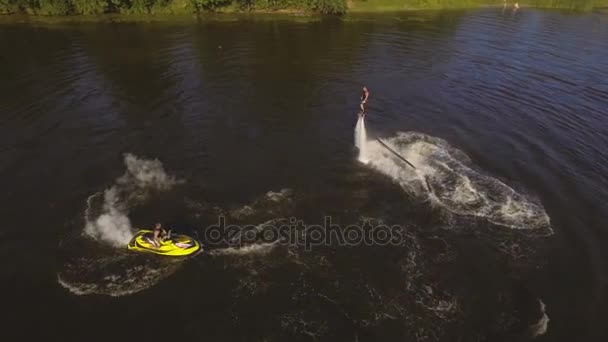 Fly Board αναβάτη στο ποτάμι.Εναέρια βίντεο. — Αρχείο Βίντεο