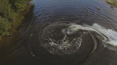 Nehirdeki jet ski 'deki kız. Video..