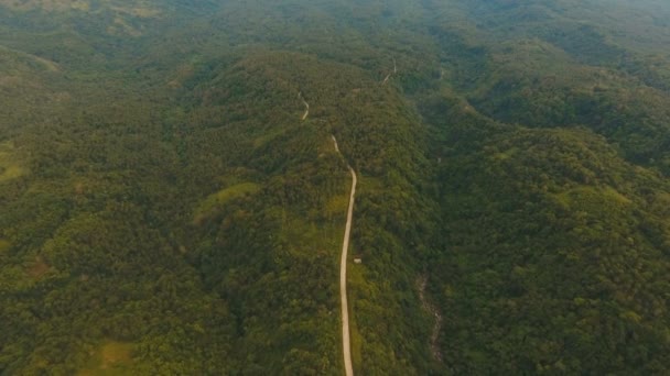 Luchtfoto weg in de bergen van de jungle. Camiguin island, Filippijnen. — Stockvideo