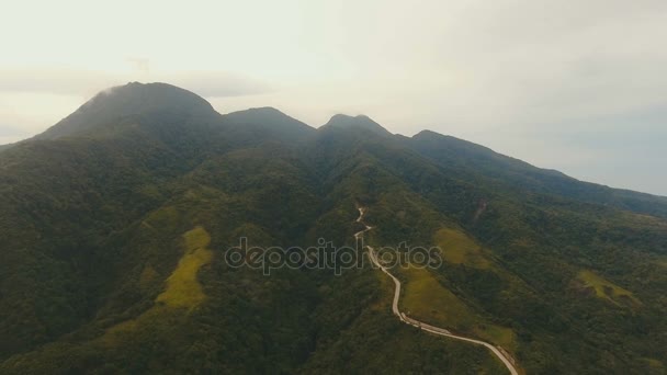 Vue aérienne route dans les montagnes de la jungle. Camiguin île de Philippines . — Video