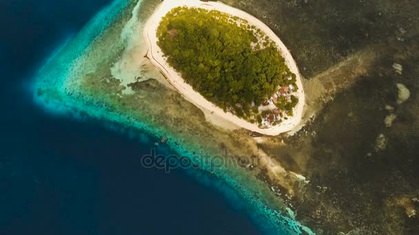 Вид с воздуха красивый пляж на тропическом острове. Остров Мантиге Филиппины . — стоковое видео