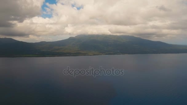 Luftaufnahme schöne Küste auf der tropischen Insel. Kamiguin-Inselphilippinen. — Stockvideo