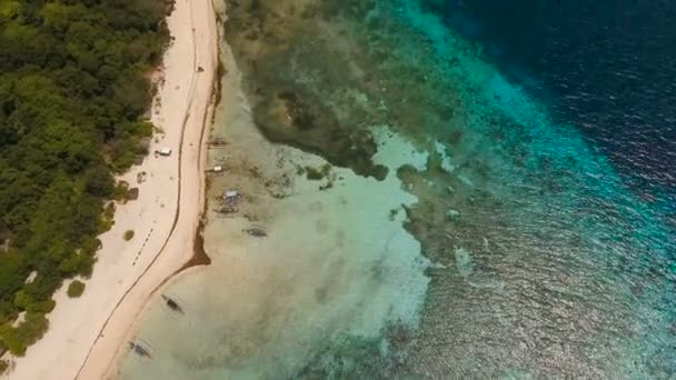 Luftaufnahme schöner Strand auf tropischer Insel. Mantigue-Insel Philippinen. — Stockvideo