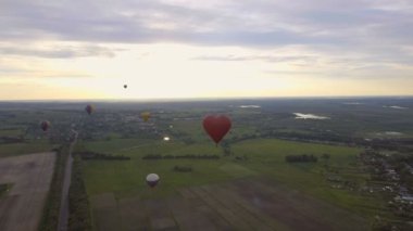 Sıcak hava balonu gökyüzüne bir alanın üzerinde. Havadan görünümü