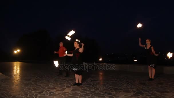 Feuershow in der Nacht. — Stockvideo