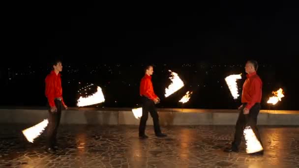 Spectacle de feu dans la nuit. — Video