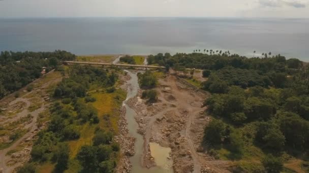 Berg rivier mondt uit in de zee... Camiguin island, Filippijnen. — Stockvideo