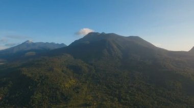 Tropikal orman ile Dağları. Camiguin Adası Filipinler.